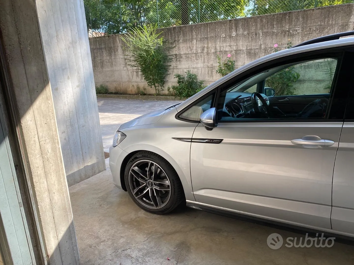 Volkswagen Touran 2017 photo 2