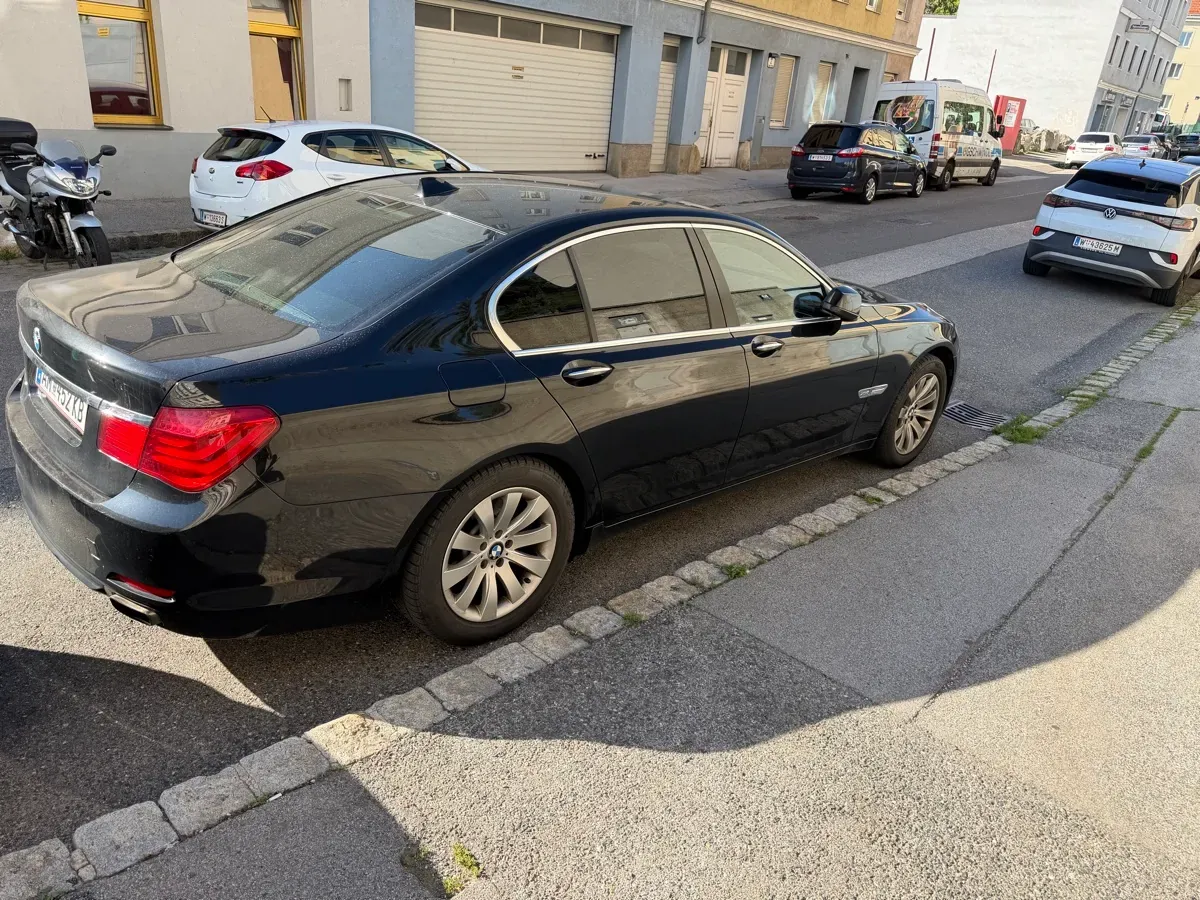 BMW 7 Series 2011 photo 3