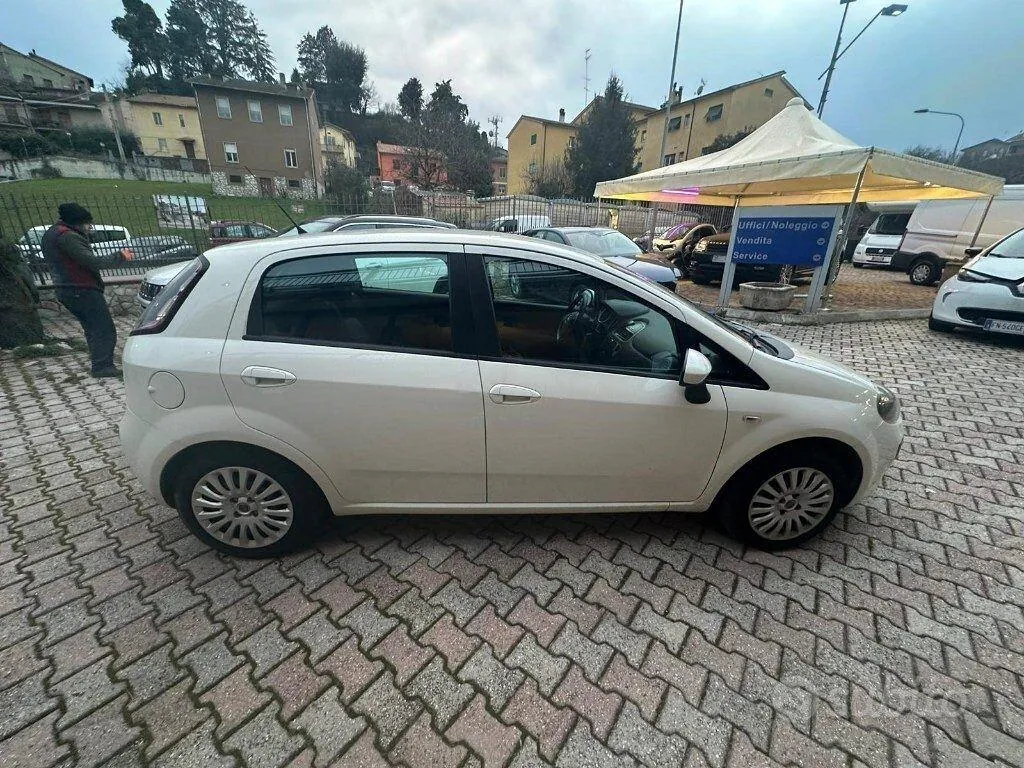 Fiat Punto 2011 photo 4