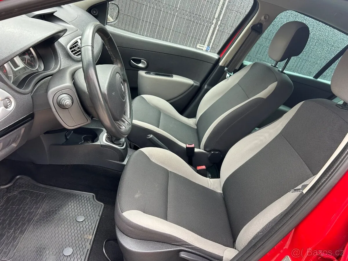Renault Clio 2010 photo 4
