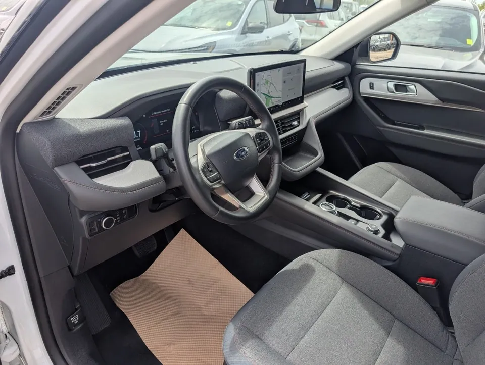 Ford Explorer 2025 photo 2