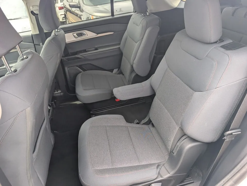 Ford Explorer 2025 photo 3