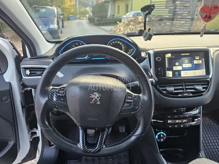 Peugeot 208 2013 photo 5