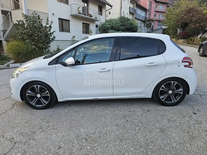 Peugeot 208 2013 photo 2