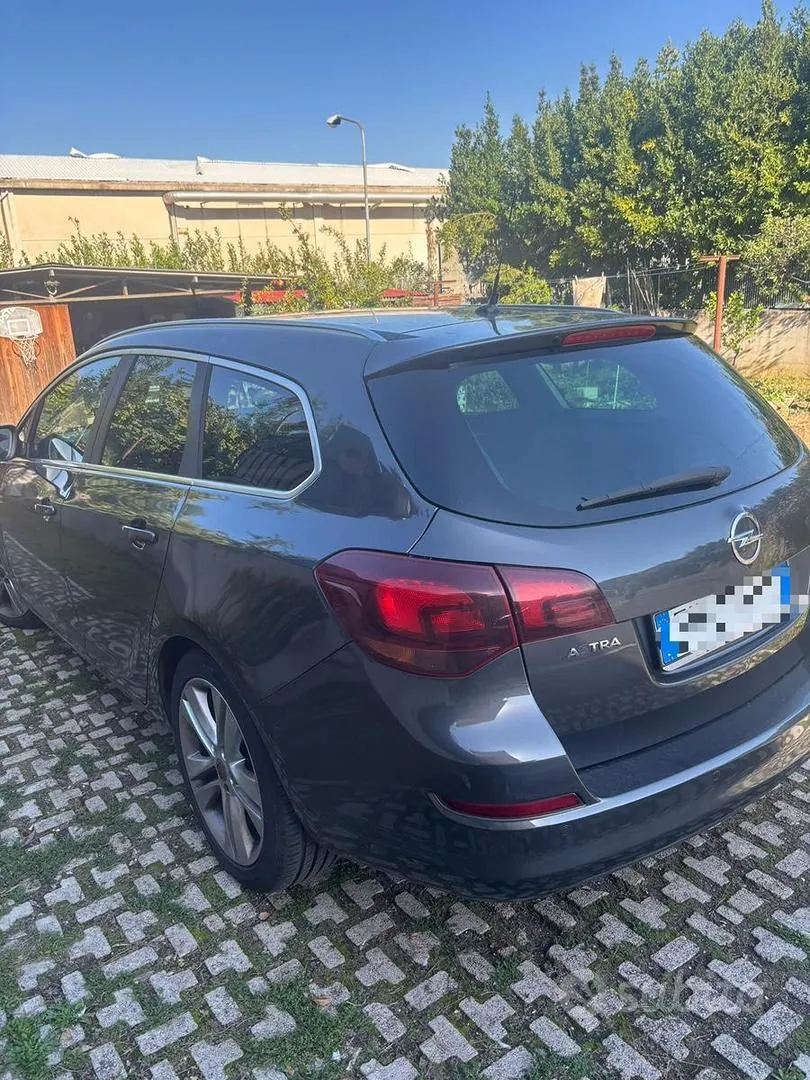 Opel Astra 2011 photo 2