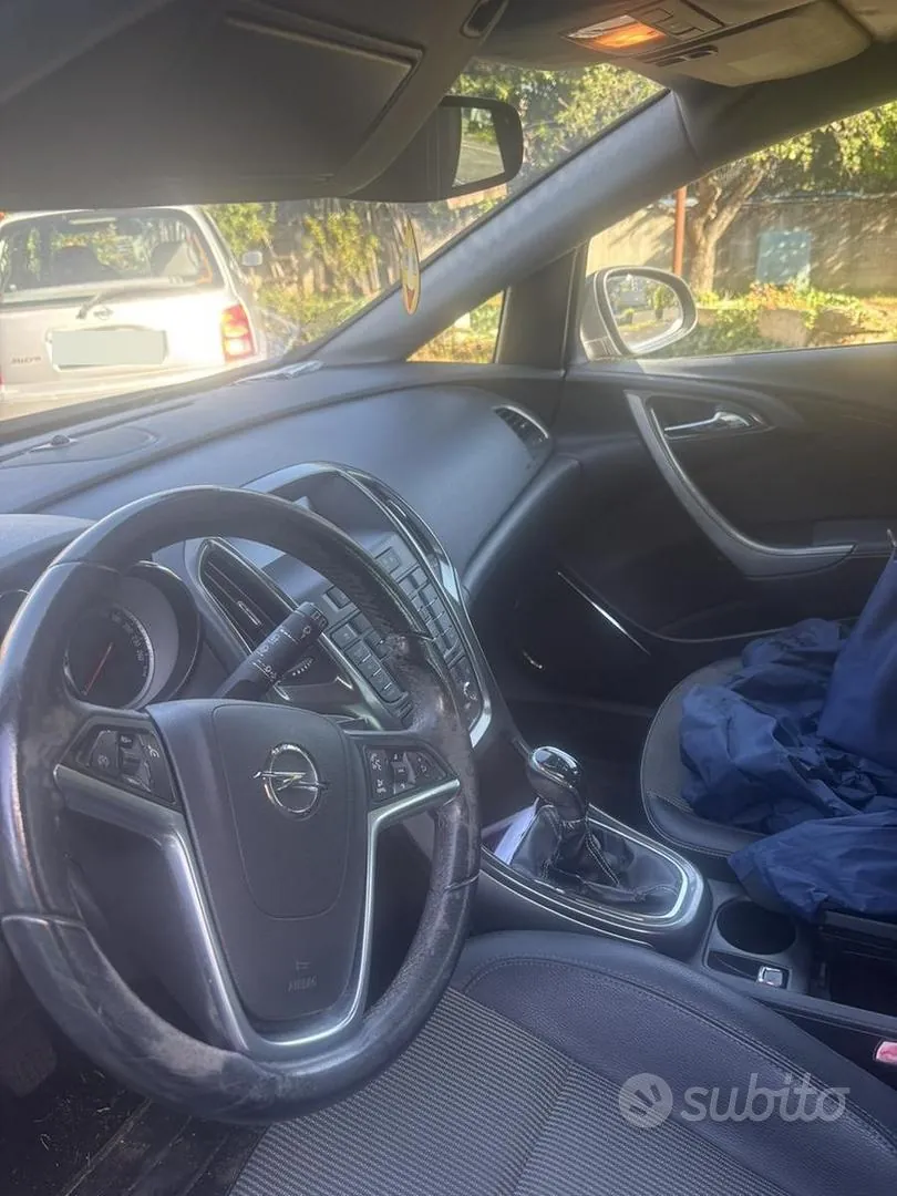Opel Astra 2011 photo 4