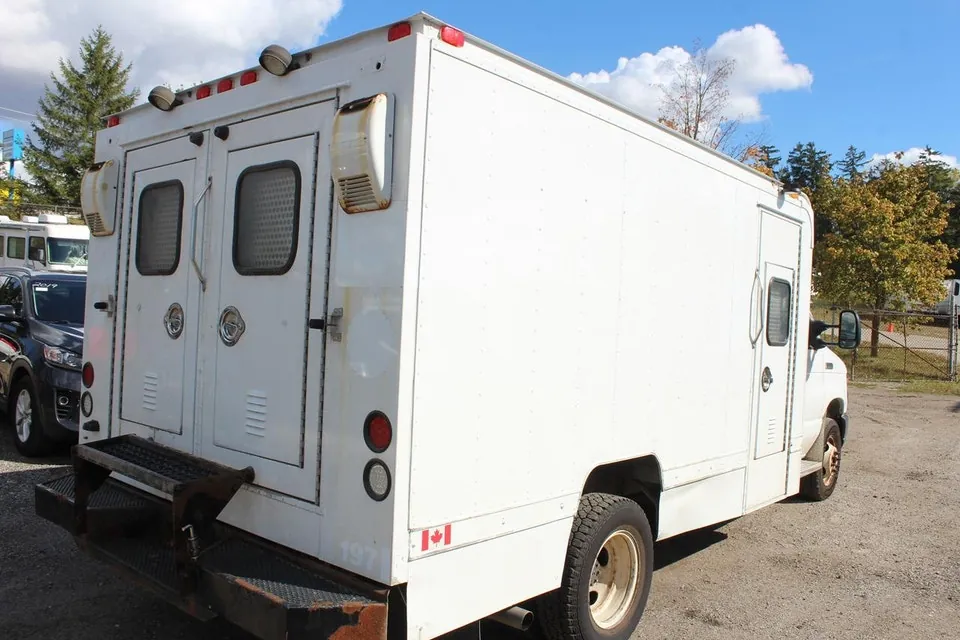 Ford Econoline 2012 photo 3