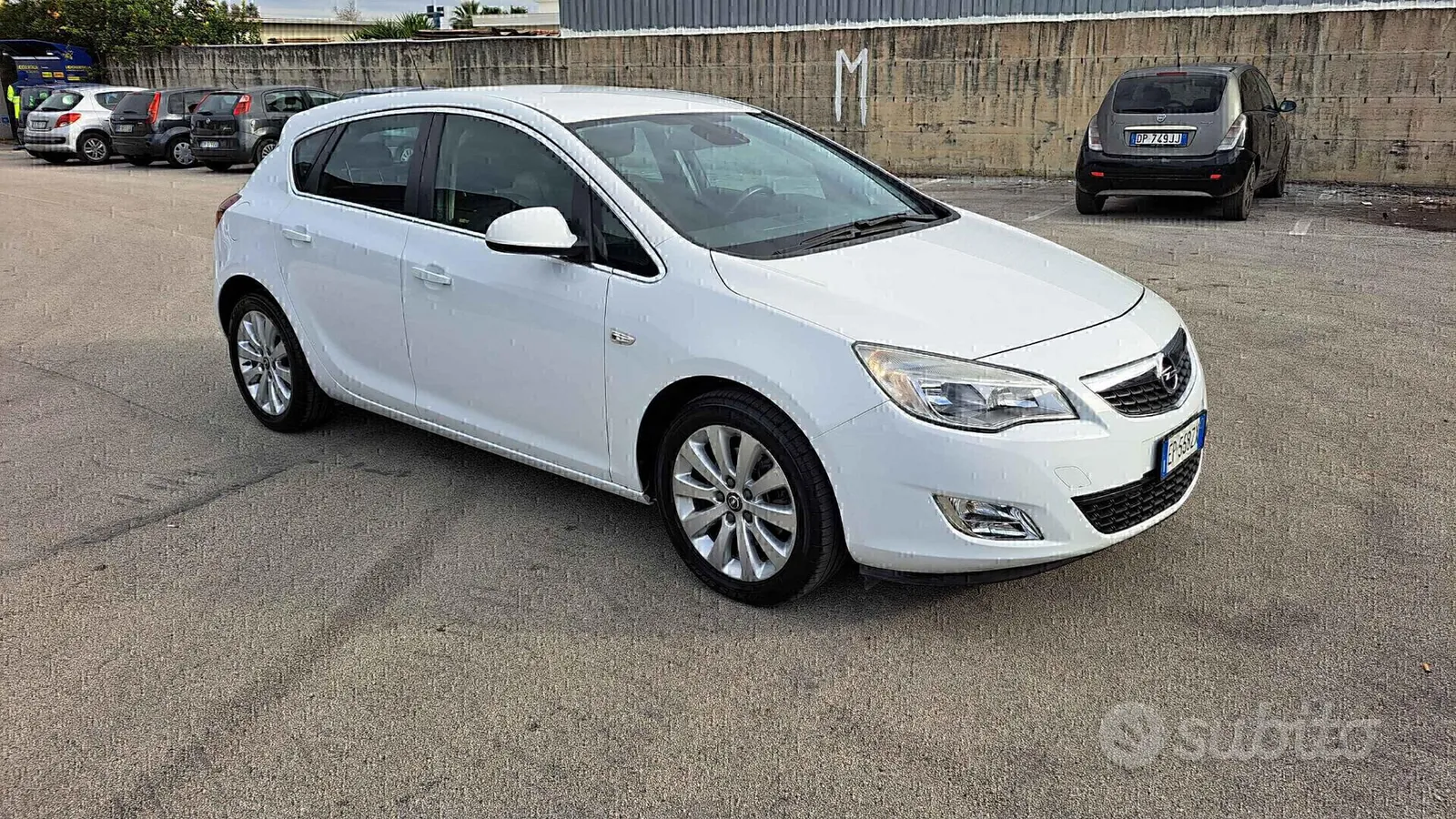 Opel Astra 2013 photo 2