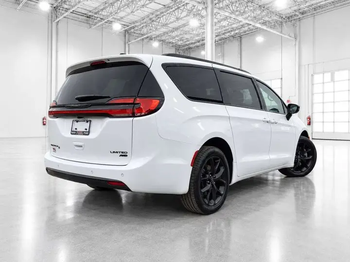 Chrysler Pacifica 2026 photo 5