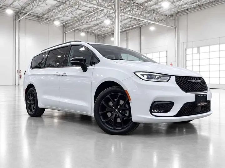 Chrysler Pacifica 2026 photo 2