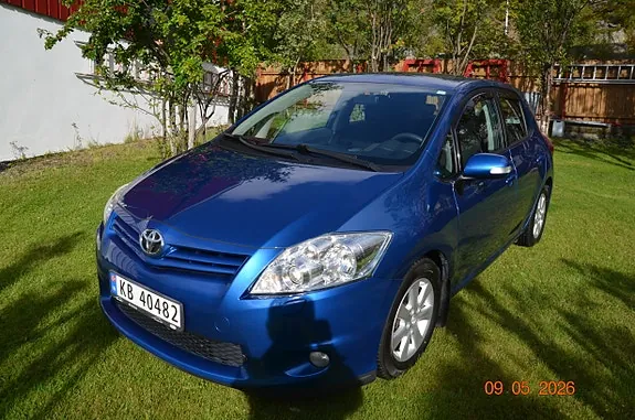 Toyota Auris 2011 photo 2