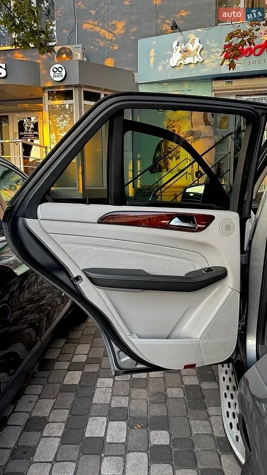 Mercedes-Benz M-Class 2012 photo 2