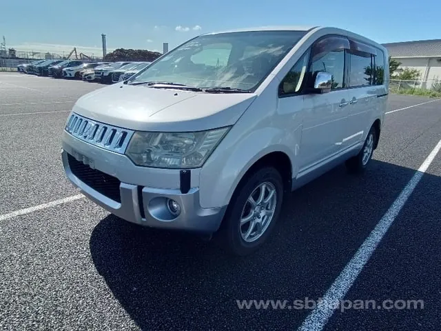 Mitsubishi Delica 2012 photo 2
