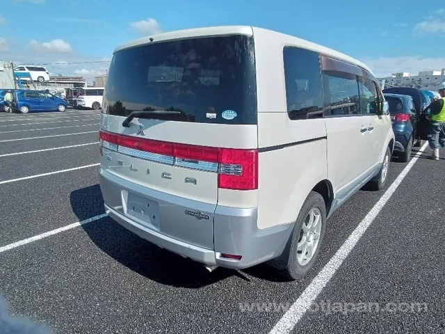 Mitsubishi Delica 2012 photo 4