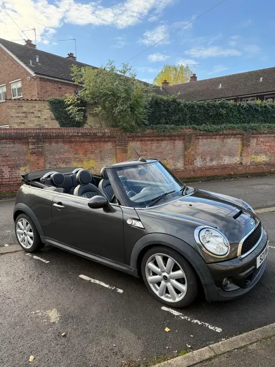 Mini Convertible 2011 photo 2