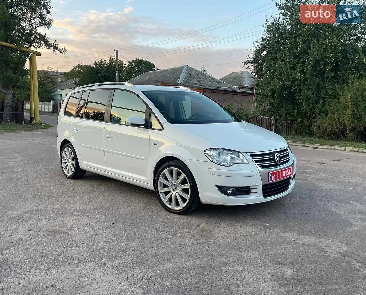 Volkswagen Touran 2010 photo 2