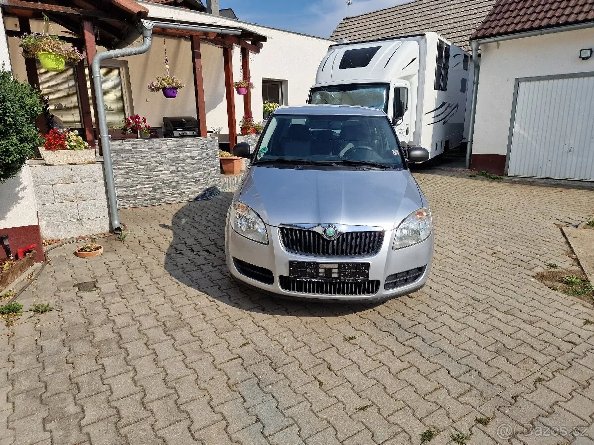 Skoda Fabia 2010 photo 2