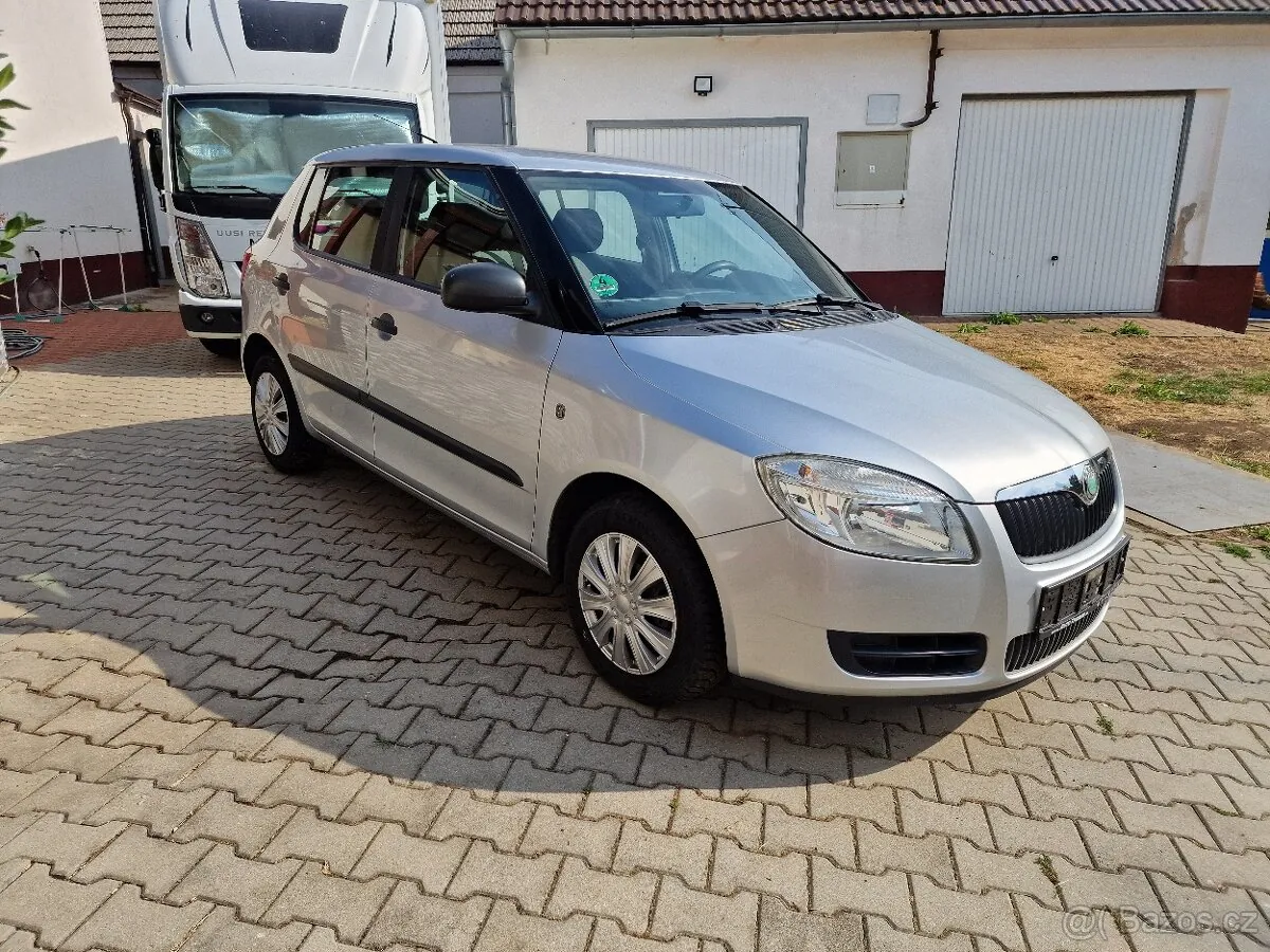 Skoda Fabia 2010 photo 3