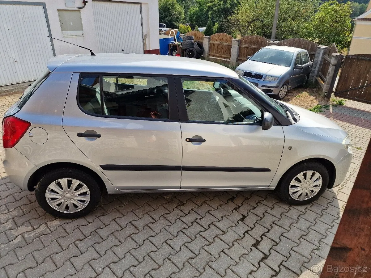 Skoda Fabia 2010 photo 4