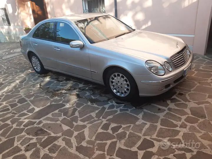 Mercedes-Benz E-Class 2004 photo 4