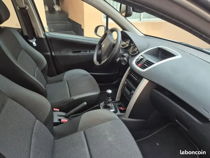 Peugeot 207 2011 photo 3