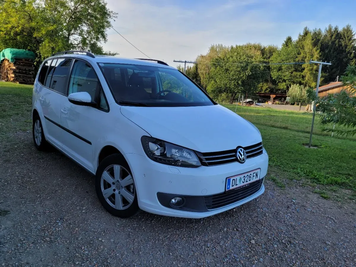 Volkswagen Touran 2011 photo 2