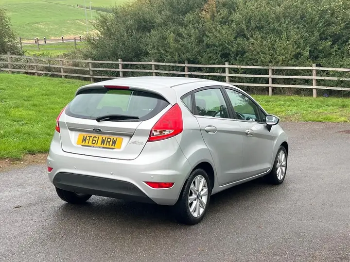 Ford Fiesta 2011 photo 2