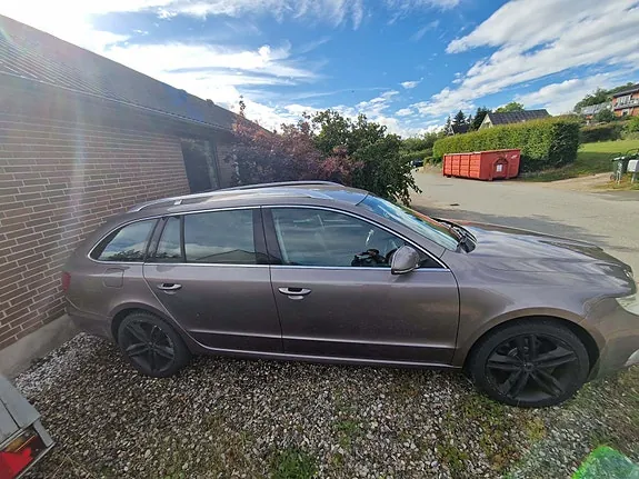 Skoda Superb 2010 photo 3