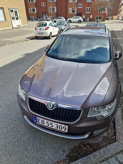 Skoda Superb 2010 photo 2