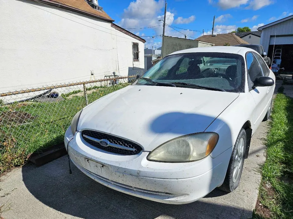 Ford Taurus 2002 photo 2