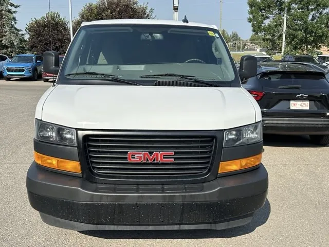 GMC Savana 2025 photo 2