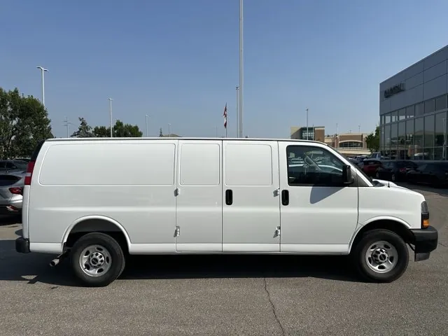 GMC Savana 2025 photo 3