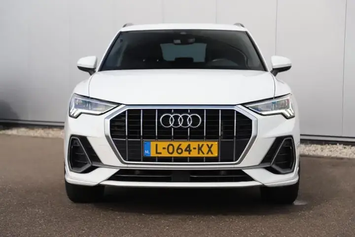 Audi Q3 2021 photo 2
