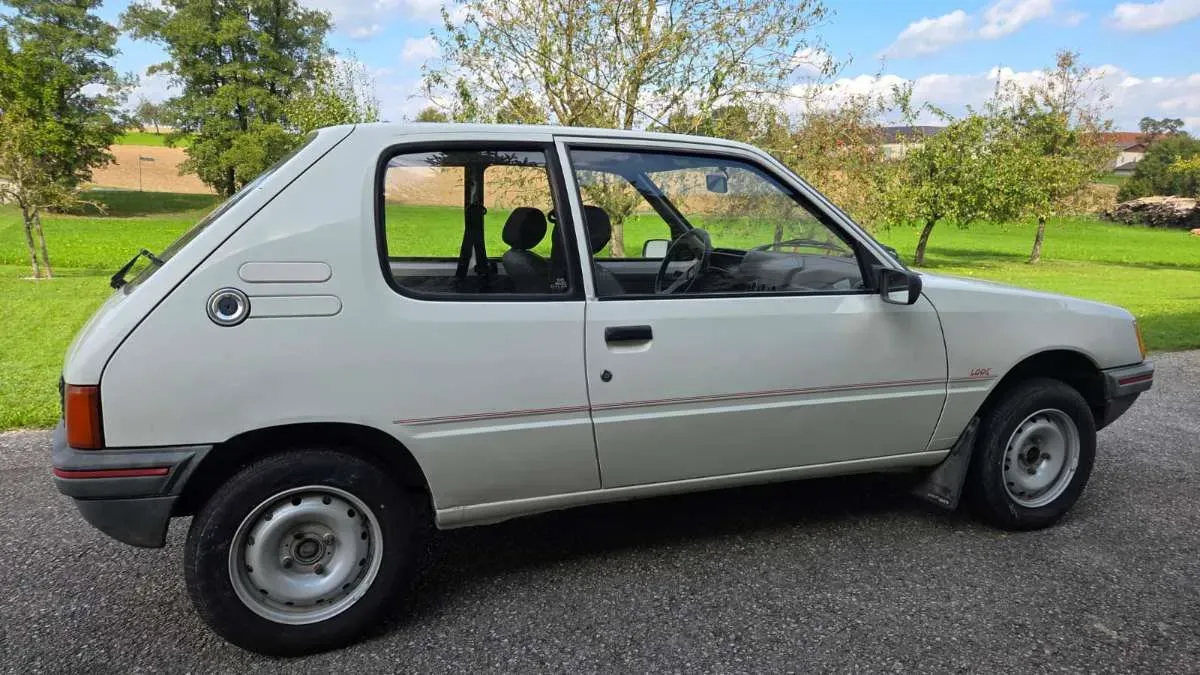 Peugeot 205 1990 photo 3