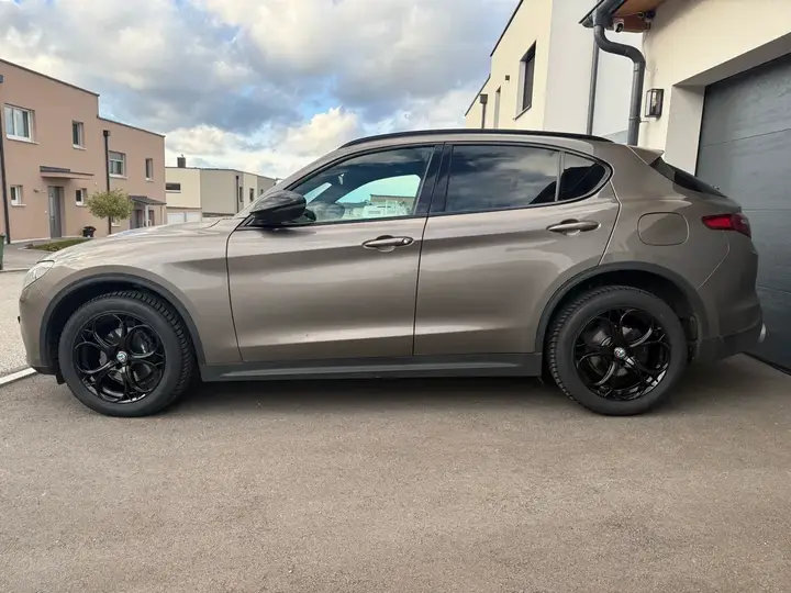 Alfa Romeo Stelvio 2017 photo 2