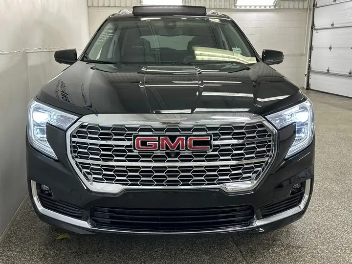 GMC Terrain 2024 photo 2