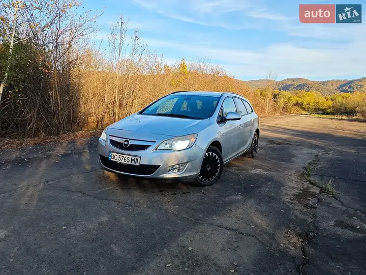 Opel Astra 2011 photo 2