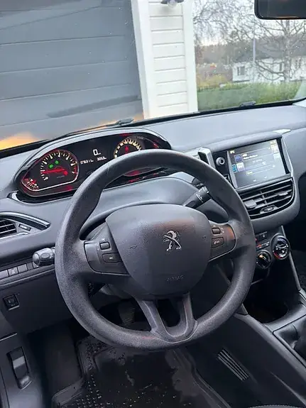 Peugeot 208 2015 photo 2