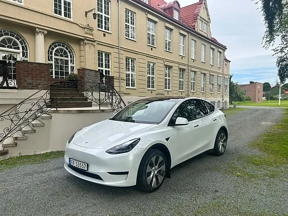 Tesla Model Y 2023 photo 2