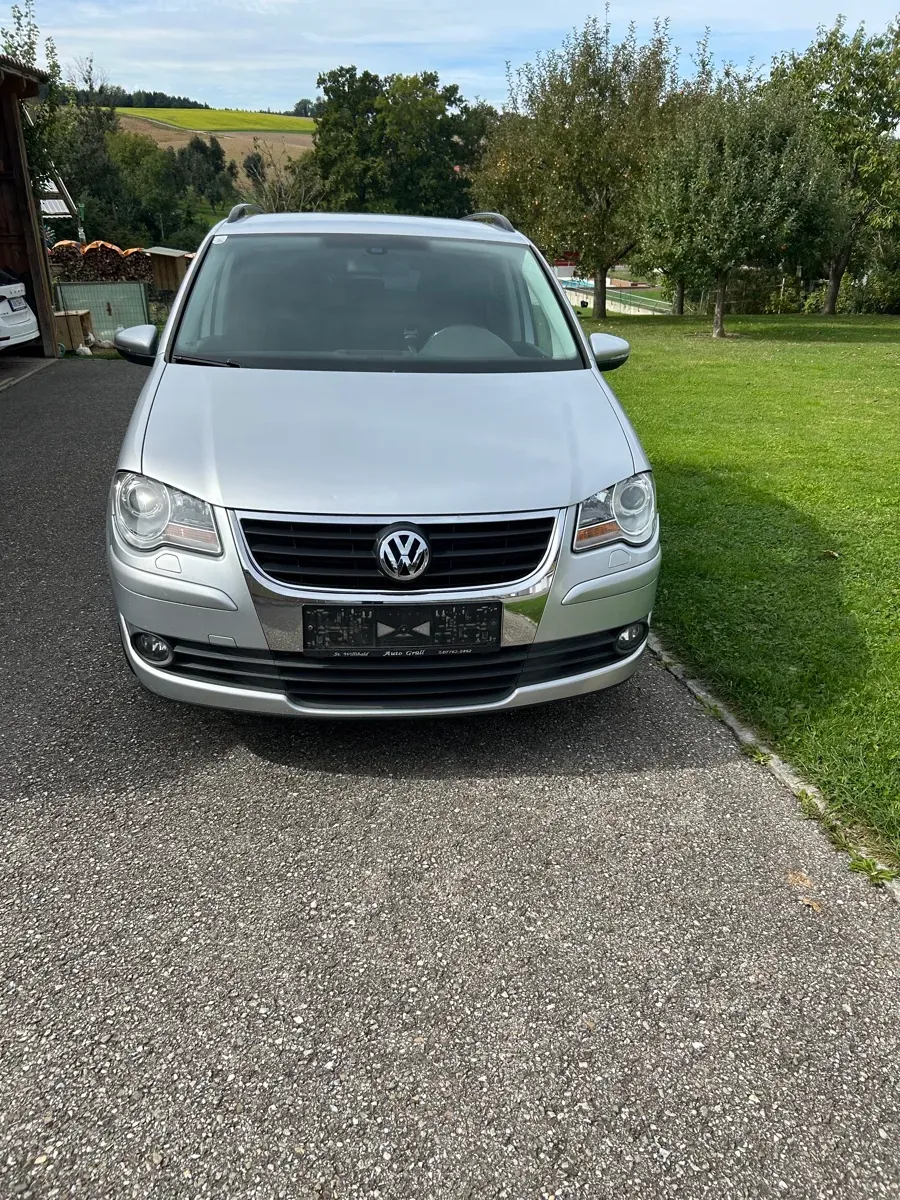 Volkswagen Touran 2010 photo 2