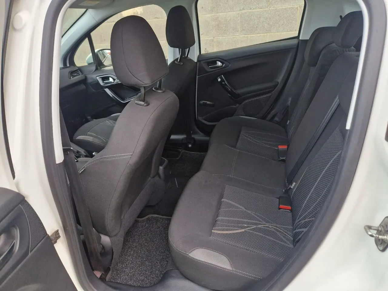 Peugeot 208 2014 photo 2