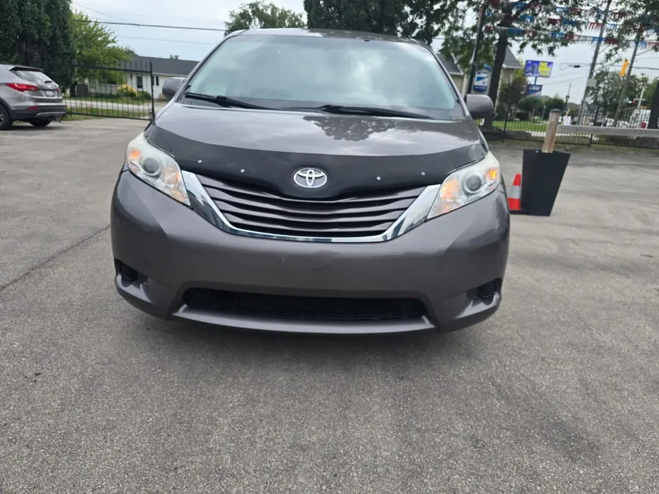 Toyota Sienna 2015 photo 2