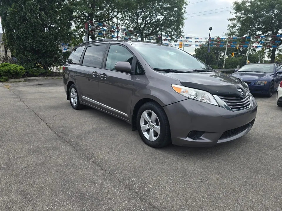 Toyota Sienna 2015 photo 3