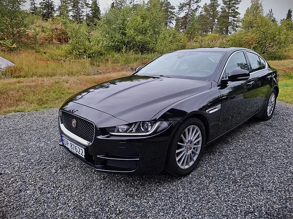 Jaguar Xe 2016 photo 2