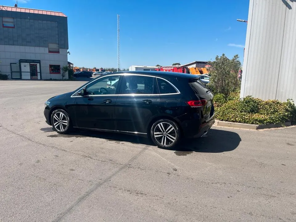 Mercedes-Benz B 180
