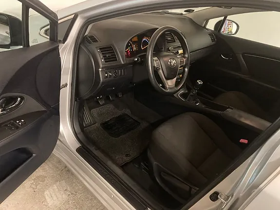 Toyota Avensis 2011 photo 5