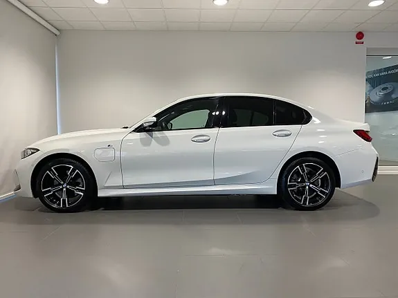 BMW 330E 2025 photo 2
