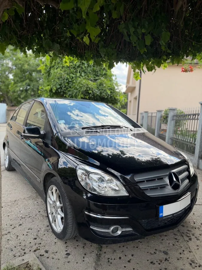 Mercedes-Benz B 200 2010 photo 2