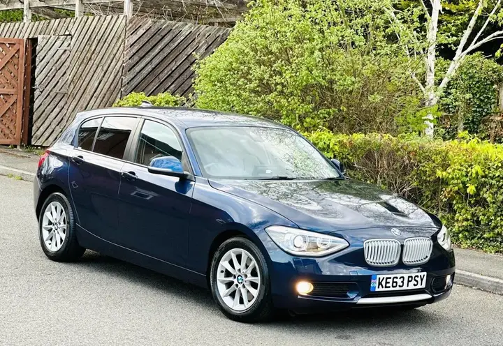 BMW 1 Series 2025 photo 2