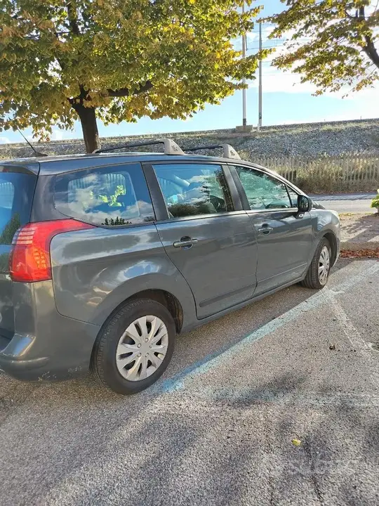 Peugeot 5008 2010 photo 2